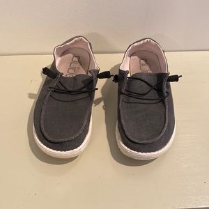 Slightly worn women’s Hey Dudes size 8
